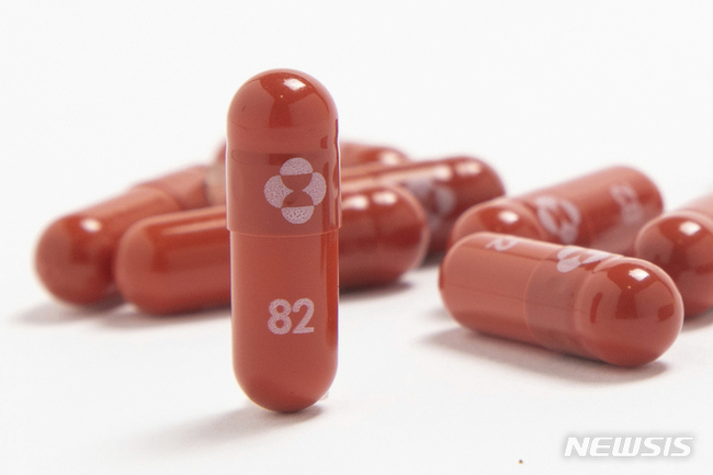머크의 먹는 코로나19 치료제 몰누피라비르. 미 식품의약국(FDA)은 23일 오미크론 변이에 따른 코로나19 감염 증가와 싸우기 위해 머크의 먹는 코로나 치로제 몰누피라비르를 승인했다. 화이자의 팍스로비드가 먹는 치료제로는 처음으로 승인받은 지 하루 만에 2번째 먹는 치료제를 승인한 것이다.(사진=뉴시스 제공)
