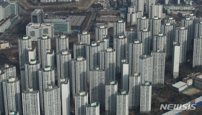 서울 송파구 롯데월드타워 서울스카이에서 바라본 아파트 단지 모습.(사진=뉴시스 제공)