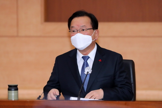 김부겸 국무총리는 성탄절을 하루 앞둔 24일 "서로에 대한 믿음과 격려로 모두에게 따뜻한 성탄절이 되기를 기원한다"고 밝혔다.