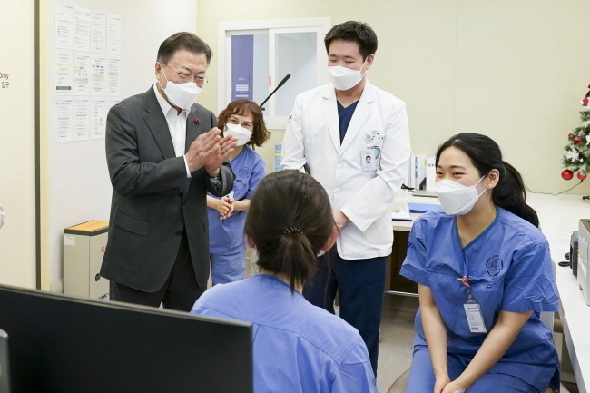 문재인 대통령이 24일 서울 강서구 마곡동 이화여자대학교 의과대학 부속 서울병원을 방문, 의료진과 대화하고 있다. (사진=뉴시스 제공)
