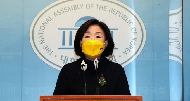  심상정 정의당 대선 후보가 24일 서울 여의도 국회 소통관에서 박근혜 전 대통령 특별사면 관련 입장 발표 기자회견을 하고 있다.