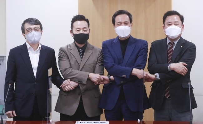 22일 오후 서울 여의도 국회 의원회관에서 더불어민주당-열린민주당 통합 협상 대표단 상견례에서 참석자들이 기념촬영을 하고 있다. 왼쪽부터 김의겸 열린민주당 의원, 정봉주 전 의원, 우상호, 송갑석 더불어민주당 의원. (공동취재사진)