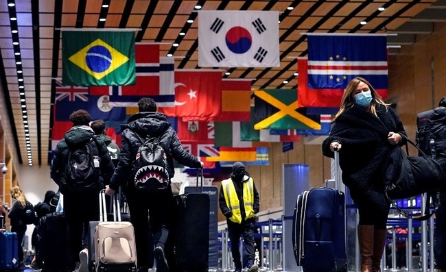 21일(현지시간) 미 매사추세츠주 보스턴의 로건 공항 E 터미널에서 여행객들이 이동하고 있다.