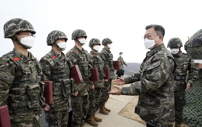 문재인 대통령이 23일 오전 서해 백령도 해병대를 방문, 최전방 초소(OP)에서 근무 중인 해병대 장병들을 격려하고 있다. (사진=청와대 제공)