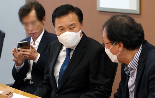 대선 출마를 선언한 손학규 전 바른미래당 대표가 9일 오후 서울 종로구 서머셋팰리스 호텔에서 열린 대화문화아카데미 모임에 참석하고 있다. (사진 출처=뉴시스)