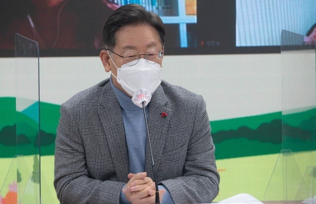 국회사진기자단 = 이재명 더불어민주당 대선 후보가 26일 오후 서울 여의도 더불어민주당 중앙당사에서 열린 '공공산후조리원을 부탁해' 국민반상회에서 인사말을 하고 있다.