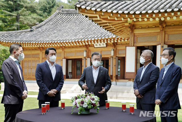 문재인 대통령이 지난 6월2일 청와대 상춘재에서 4대 그룹 대표 초청 간담회에 앞서 환담하고 있다. 왼쪽부터 구광모 LG그룹 회장, 최태원 SK그룹 회장, 문재인 대통령, 정의선 현대자동차그룹 회장. 김기남 삼성전자 부회장. (사진=뉴시스 제공)