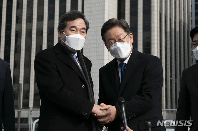 더불어민주당 이재명 대선 후보, 이낙연 전 대표가 지난 23일 서울 중구 달개비에서 오찬 회동을 마치고 인사하고 있다. (사진=뉴시스 제공)