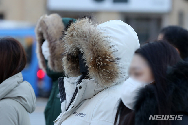 올겨울 아침 최저 기온을 보인 지난 13일 오전 서울 종로구 세종대로사거리 인근에서 시민들이 털모자를 착용하고 있다. (사진=뉴시스 제공)