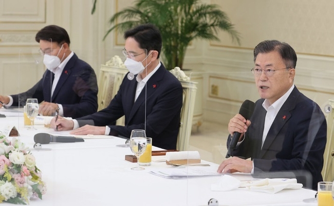 문재인 대통령이 27일 청와대에서 열린 '청년희망 온(ON) 참여기업 대표 초청 오찬 간담회'에 참석, 발언하고 있다. (사진=뉴시스 제공)