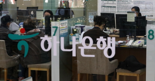 하나은행이 '금융의 경계를 넘어서는(Beyond Finance) 원년'으로 삼은 내년도 조직개편·임원 인사를 단행했다. 특히 영업역량을 집중하고, 여성임원 본부장을 전진배치한 것이 눈에 띤다.