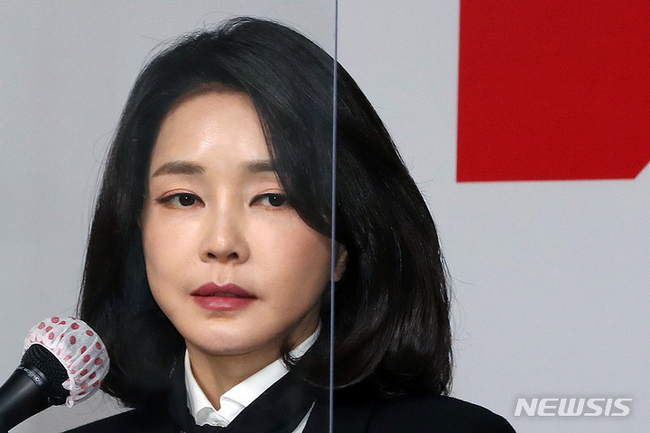 윤석열 국민의힘 대선 후보의 부인 김건희 코바나컨텐츠 대표가 지난 26일 서울 여의도 국민의힘 당사에서 자신의 허위 이력 의혹과 관련해 입장문을 발표하고 있다. (사진=뉴시스 제공)