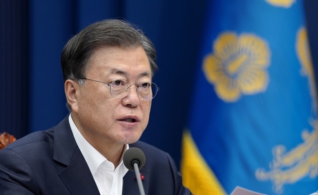 문재인 대통령이 지난 21일 청와대 여민관에서 열린 영상국무회의에서 발언하고 있다. (사진=뉴시스 제공)