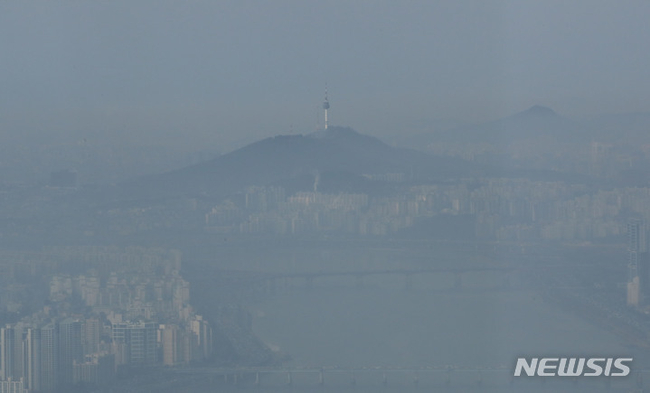 대기가 정체되는 수도권과 충남 지역에 일시적으로 초미세먼지 농도가 짙어진 지난 28일 서울 송파구에서 바라본 서울 도심이 뿌옇게 보이고 있다.(사진=뉴시스 제공)