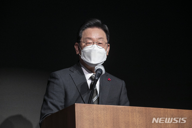 이재명 더불어민주당 대선후보가 28일 오후 페어몬트 엠버서더 서울 그랜드 볼룸에서 열린 ‘국가 균형 발전을 위한 지방 소멸 대응 특별 법안 국회발의 간담회’에 참석해 축사를 하고있다. (사진=뉴시스 제공)