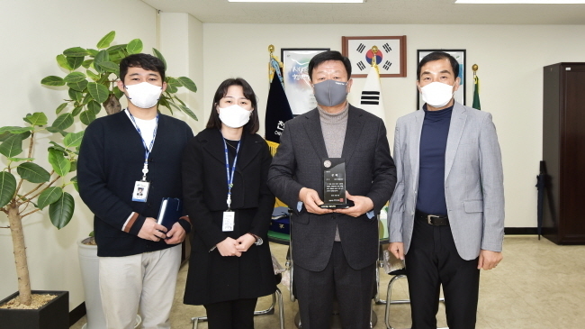 천안시시설관리공단이 지난 28일 2021년도 천안시 산하기관 부패방지 시책평가에서 우수기관에 선정돼 천안시로부터 표창을 수여받았다.(사진=천안시 제공)