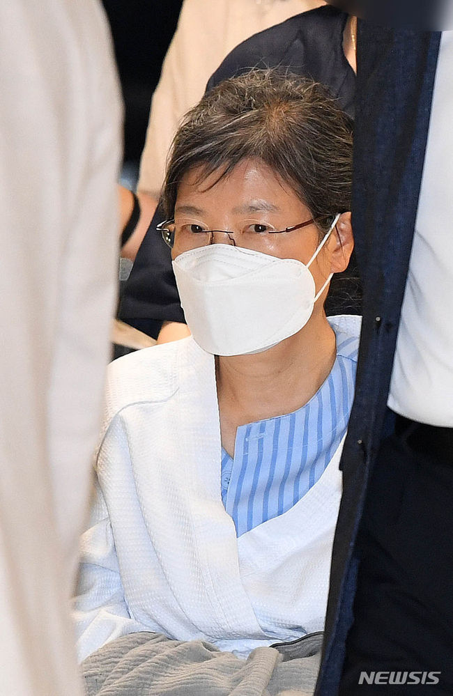박근혜 전 대통령이 지난 7월20일 오후 서울 서초구 서울성모병원으로 입원하고 있다. (사진=뉴시스 제공)