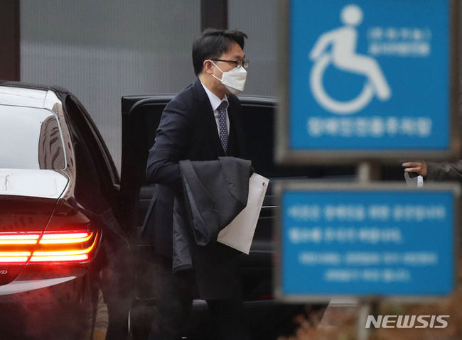 김진욱 고위공직자범죄수사처(공수처) 처장이 29일 오전 경기도 과천시 정부과천청사 공수처로 출근하고 있다. (사진=뉴시스 제공)