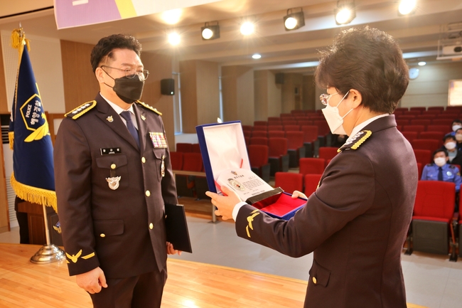 박경순 평택해양경찰서장(오른쪽)이 명예 퇴임식에서 장규성 총경에게 재직 기념패를 수여하고 있다.