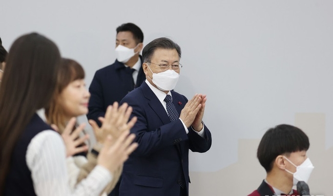 문재인 대통령이 지난 29일 충남 공주시 공주대학교 옥룡캠퍼스에서 열린 공주대학교 부설 특수학교 설립 간담회에 입장하고 있다. (사진=뉴시스 제공)