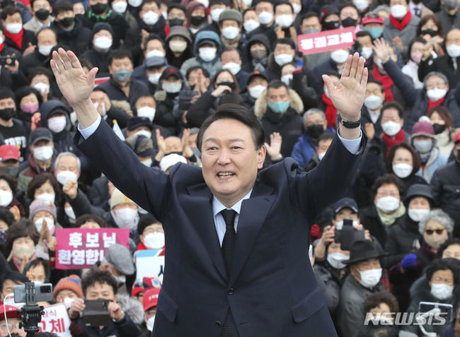 국민의힘 윤석열 대선 후보가 30일 오후 한국전쟁 최대 격전지였던 경북 칠곡군 다부동 전적기념관을 방문해 참배한 뒤 지지자들을 향해 인사하고 있다. (사진=뉴시스 제공)