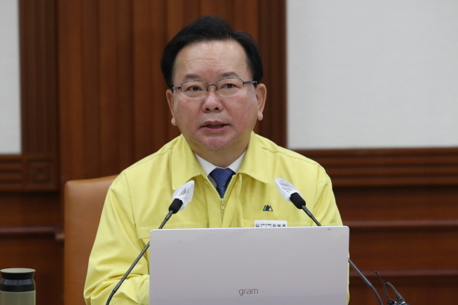 김부겸 국무총리가 31일 서울 종로구 정부서울청사에서 열린 코로나19 대응 중앙재난안전대책본부 회의를 주재하며 모두발언을 하고 있다. 