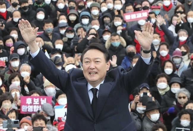  국민의힘 윤석열 대선 후보가 지난 30일 오후 한국전쟁 최대 격전지였던 경북 칠곡군 다부동 전적기념관을 방문해 참배한 뒤 지지자들을 향해 인사하고 있다.(사진=뉴시스 제공)