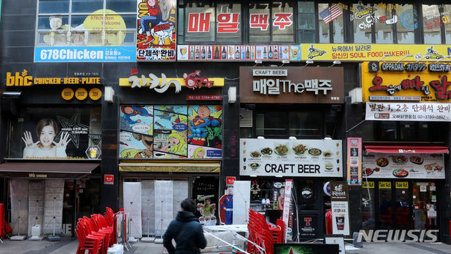 지난해 12월17일 오후 서울 중구 명동거리 식당가 골목이 한산한 모습을 보이고 있다. (사진=뉴시스 제공)