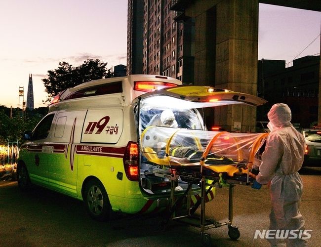 서울시 소방재난본부는 코로나19 확진자와 재택치료자를 위한 전담구급대를 30개대로 확대 운영한다고 3일 밝혔다. (사진=서울시 제공)