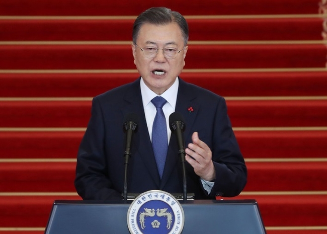 문재인 대통령이 3일 청와대 본관에서 2022년 신년사를 발표하고 있다. (사진=뉴시스 제공)