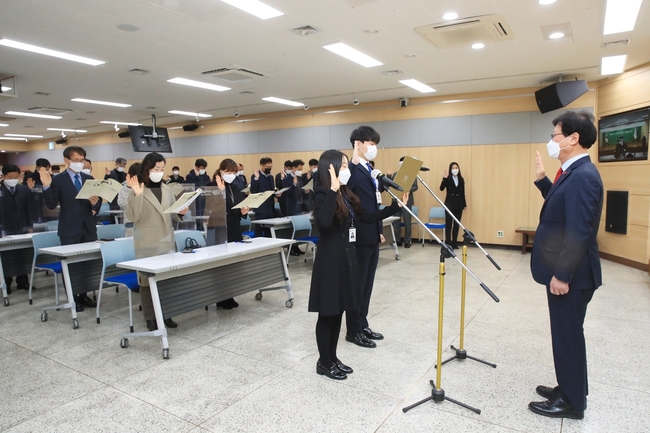 수성구 공무원이 수성구청 대강당에서 청렴실천 다짐 결의대회 선언문을 낭독하고 있다.