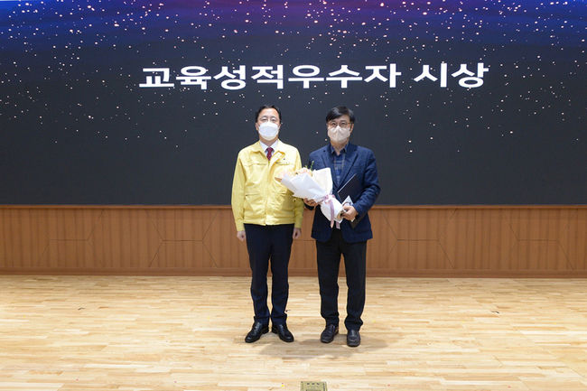 유재룡 동문(오른쪽)이 수상 기념촬영을 하고 있다.