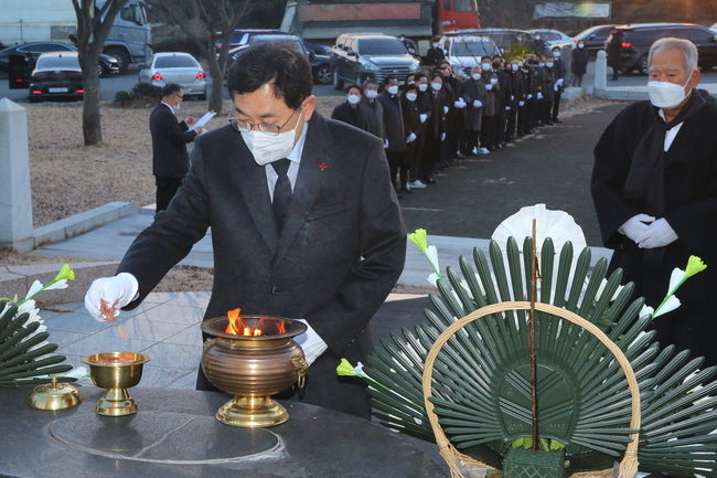 주낙영 경주시장이 새해 첫 공식일정으로 3일 오전 황성공원 충혼탑 및 임란의사추모비 참배를 하고 있다.