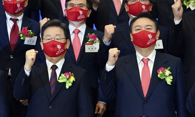 이재명 더불어민주당 대선 후보, 윤석열 국민의힘 대선 후보가 3일 서울 영등포구 한국거래소에서 열린 2022년 증권·파생상품시장 개장식에서 참석자들과 기념촬영을 하고 있다.(사진=뉴시스 제공)