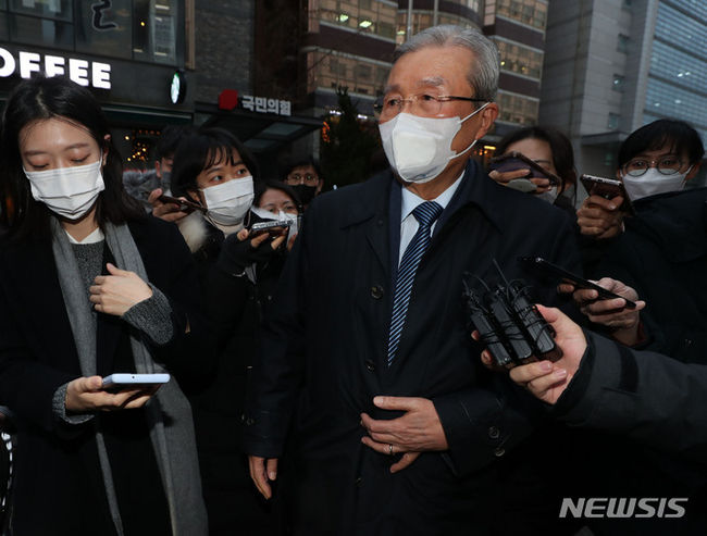사의를 표명한 김종인 국민의힘 총괄선대위원장이 3일 오후 서울 여의도 국민의힘 당사에서 나서고 있다. (사진=뉴시스 제공)
