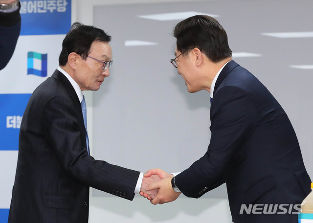 더불어민주당 이해찬 전 대표와 이재명 경기도지사가 1일 서울 여의도 더불어민주당 당사에서 열린 신년인사회에 참석해 신년 인사를 하고 있다. (사진=뉴시스 제공)
