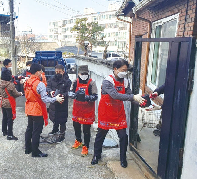 지난 2021년 12월 11일 한국농어촌장애인진흥회 영주지회 회원들과 함께 영주 관내 저소득 가구에 대한 연탄 및 쌀 지원행사에 참여한 강경원 변호사.