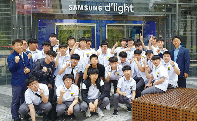 모교인 영주제일고등학교(2001년 교명이 영주중앙고등학교에서 변경) 후배들을 대상으로 2014년부터 삼성전자, 검찰청 등에서 진로체험학습에 나선 강경원 변호사(사진 상 중앙, 사진 하 맨 오른쪽)