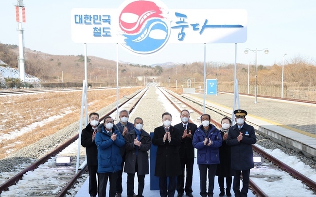 문재인 대통령이 5일 오전 강원 고성군 제진역에서 동해선 강릉~제진 철도건설 착공식을 마치고 참석자들과 기념촬영을 하고 있다. (사진=뉴시스 제공)