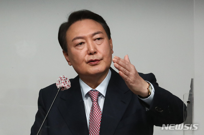 윤석열 국민의힘 대선 후보가 지난 5일 서울 여의도 당사에서 선거대책위원회 해산 및 입장 발표 기자회견을 하고 있다. (사진=뉴시스 제공)
