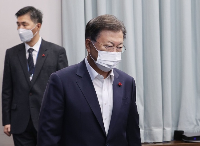 문재인 대통령이 지난달 21일 청와대 여민관에서 열린 영상국무회의에 참석하고 있는 모습. (사진=뉴시스 제공)