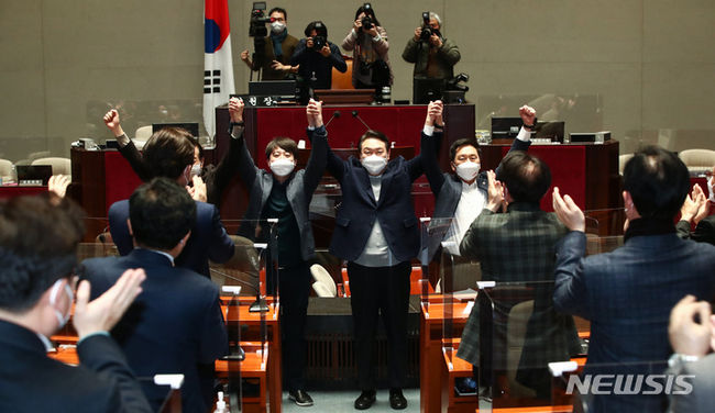윤석열 국민의힘 대선 후보와 이준석 대표가 6일 오후 서울 여의도 국회에서 열린 의원총회에서 손을 맞잡고 있다. 오른쪽부터 김기현 원내대표, 윤 후보, 이 대표, 권영세 선대본부장. (사진=뉴시스 제공)