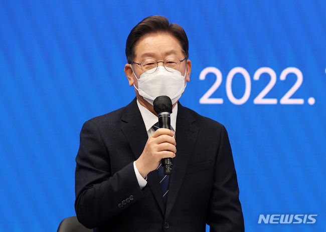 이재명 더불어민주당 대선 후보가 6일 서울 강남구 코엑스 스튜디오159에서 열린 CES2022 라이브 혁신기업 정책간담회에서 인사말을 하고 있다. (사진=뉴시스 제공)