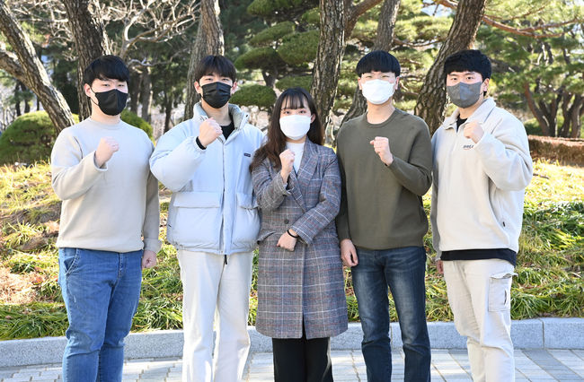 수상학생들 기념촬영 사진. 왼쪽부터 김현열, 이도윤, 김예린, 이인환, 김준수.