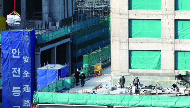 오는 27일부터 산업재해 발생 시 원청의 최고 책임자까지 처벌할 수 있는 중대재해처벌법이 시행된다. 3일 오후 서울 시내 한 아파트건설 현장에서 건설노동자들이 작업을 하고 있다. <사진=뉴시스>