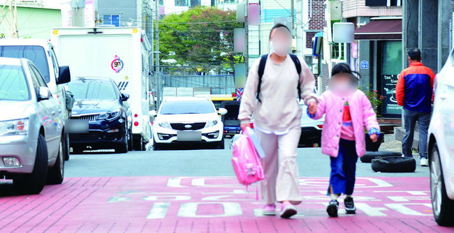 지난달 16일 오전 광주 남구 봉선동 모 초등학교 어린이 보호구역 내 불법주차 차량이 즐비하다. <사진=뉴시스>