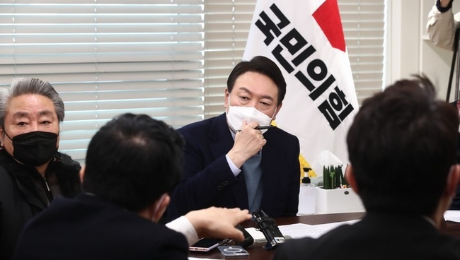  윤석열 국민의힘 대선 후보가 7일 서울 여의도 당사에서 대장동 개발 피해 원주민들과 면담을 하고 있다.