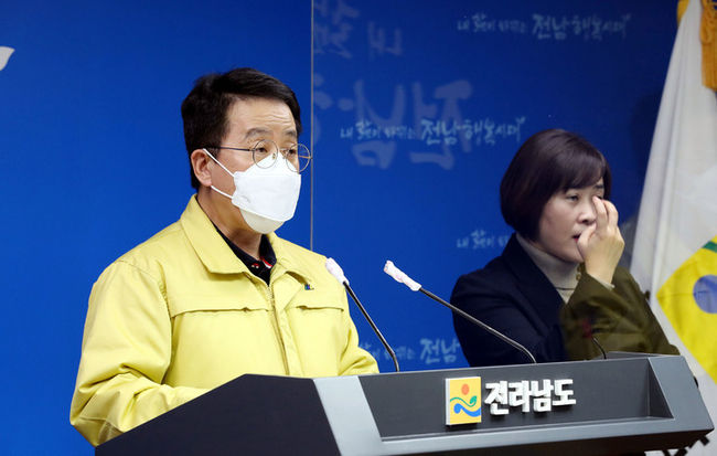 강영구 전남도 보건복지국장이 8일 오후 도청 브리핑룸에서 오미크론 확산방지 특별방역 추진을 위한 호소문을 발표하고 있다. (사진=전남도 제공)