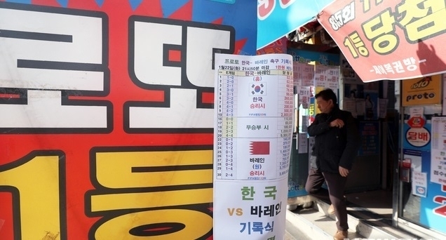제997회 동행복권 로또 추첨 결과 '4, 7, 14, 16, 24, 44'가 1등 당첨 번호로 결정됐고, 19명 각각 12억5374만9560원을 받는다. 