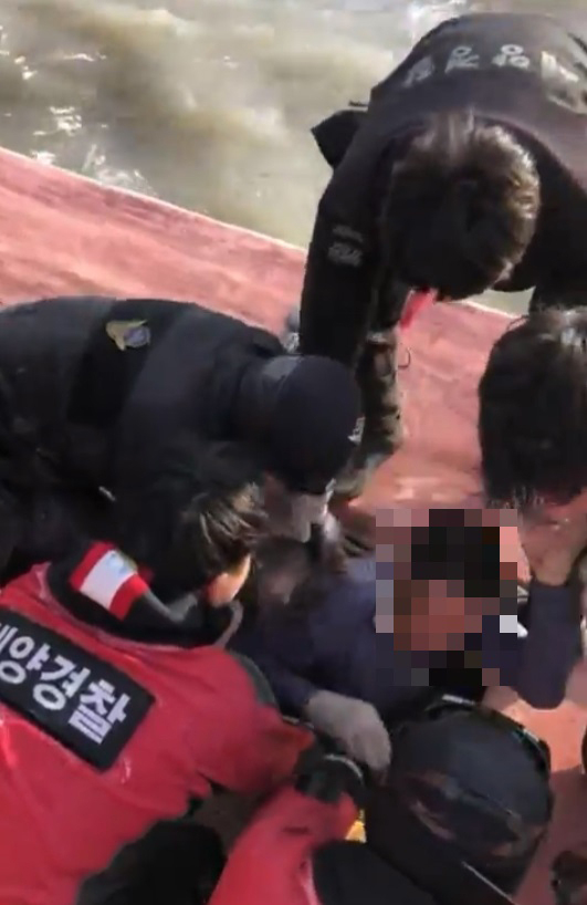 8일 전남 진도군 장도 인근 해상에서 선박 간 충돌로 어선 한척이 전복된 가운데 해경이 선체 외벽을 절단하고 진입해 선실에 갇힌 선원을 구조하고 있다. (사진=목포해경 제공) 